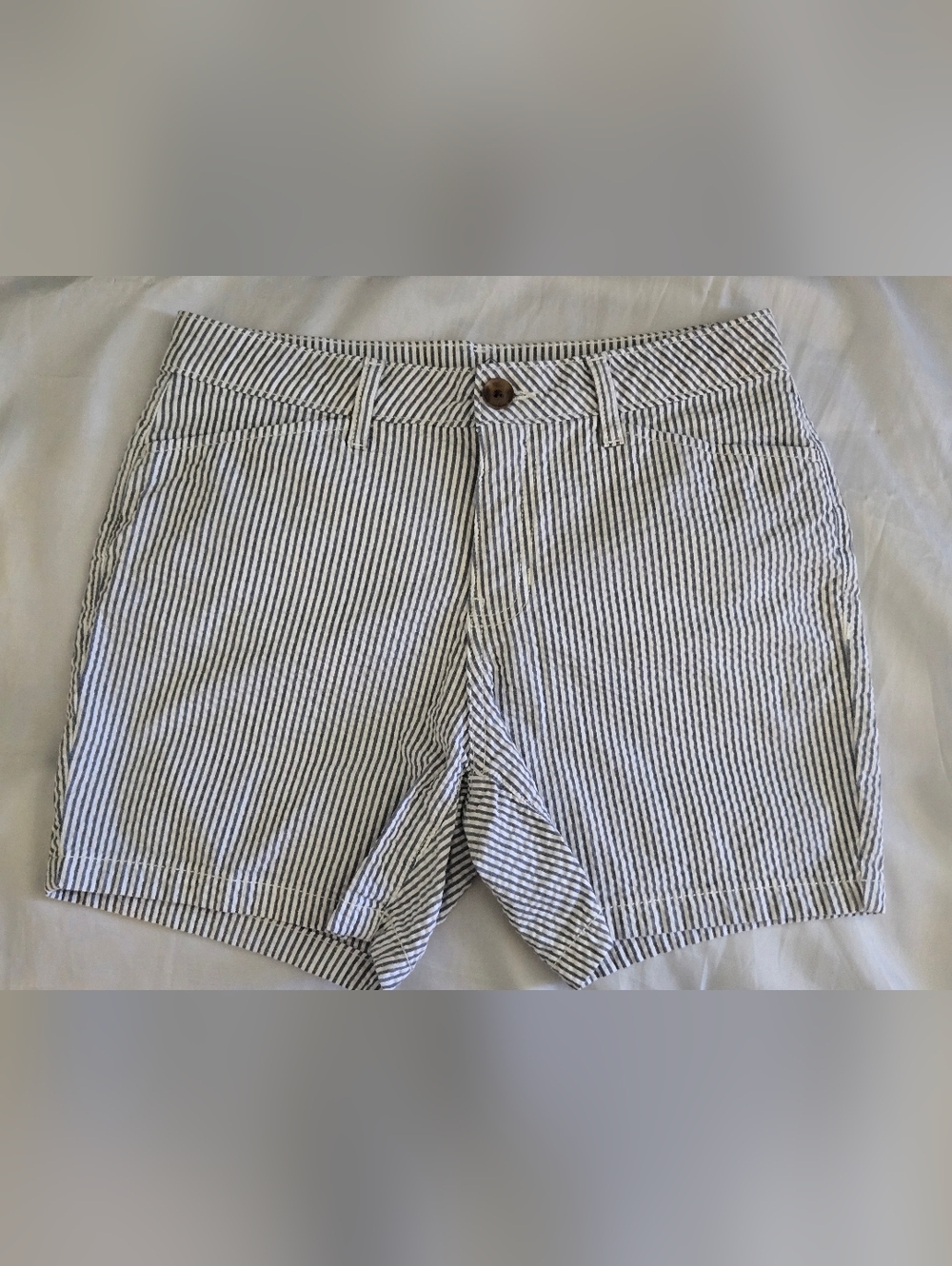 St Johns Bay Shorts Seersucker 5" Inseam Gray &  White Stripes Sz 4 Euc